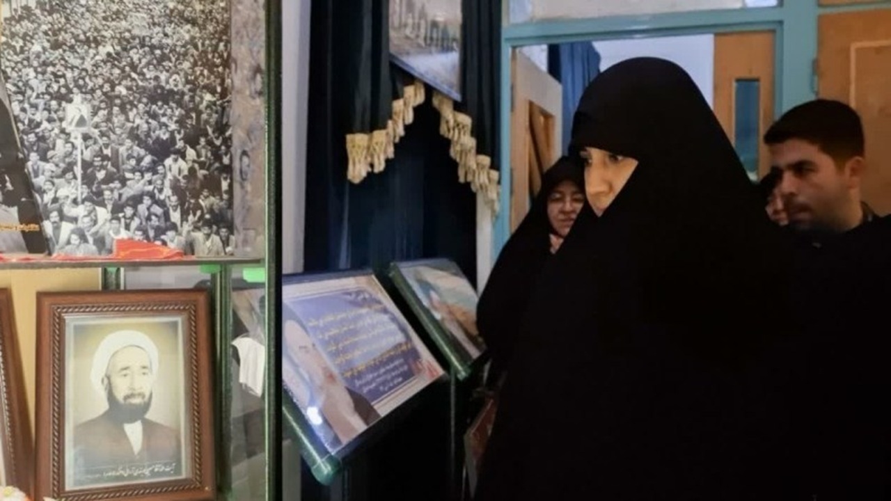 فیلمی از حضور دختر شهید سلامی در آستان امامزاده هلال بن علی (ع) آران و بیدگل