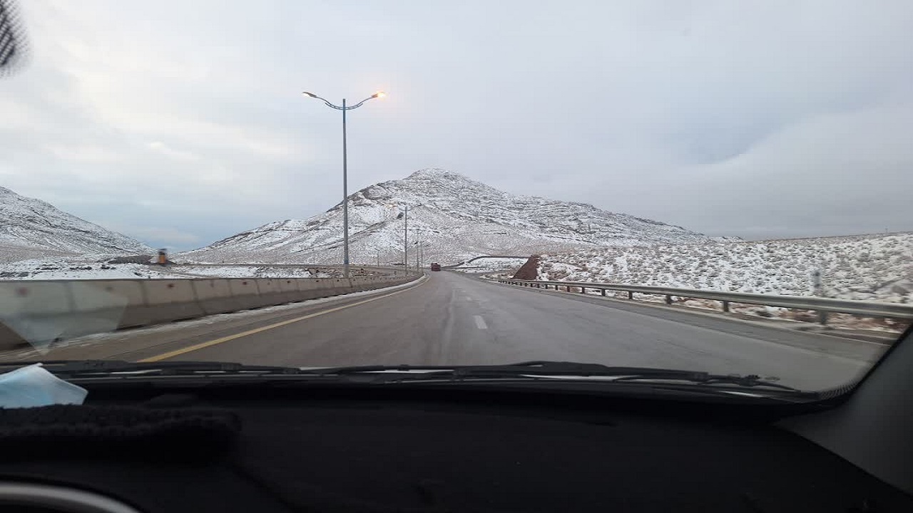 منظره زیبای گردنه برفی علی آباد/ بارش اولین برف در روستاهای یزد و خوشحالی مردم+فیلم