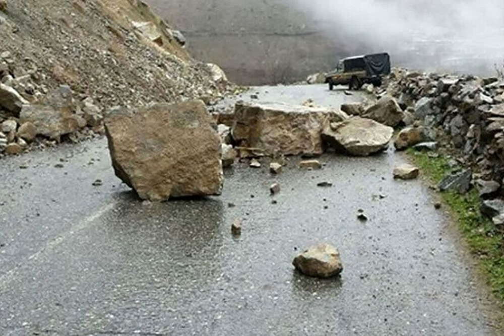 قطع ارتباط راه روستایی در جهرم