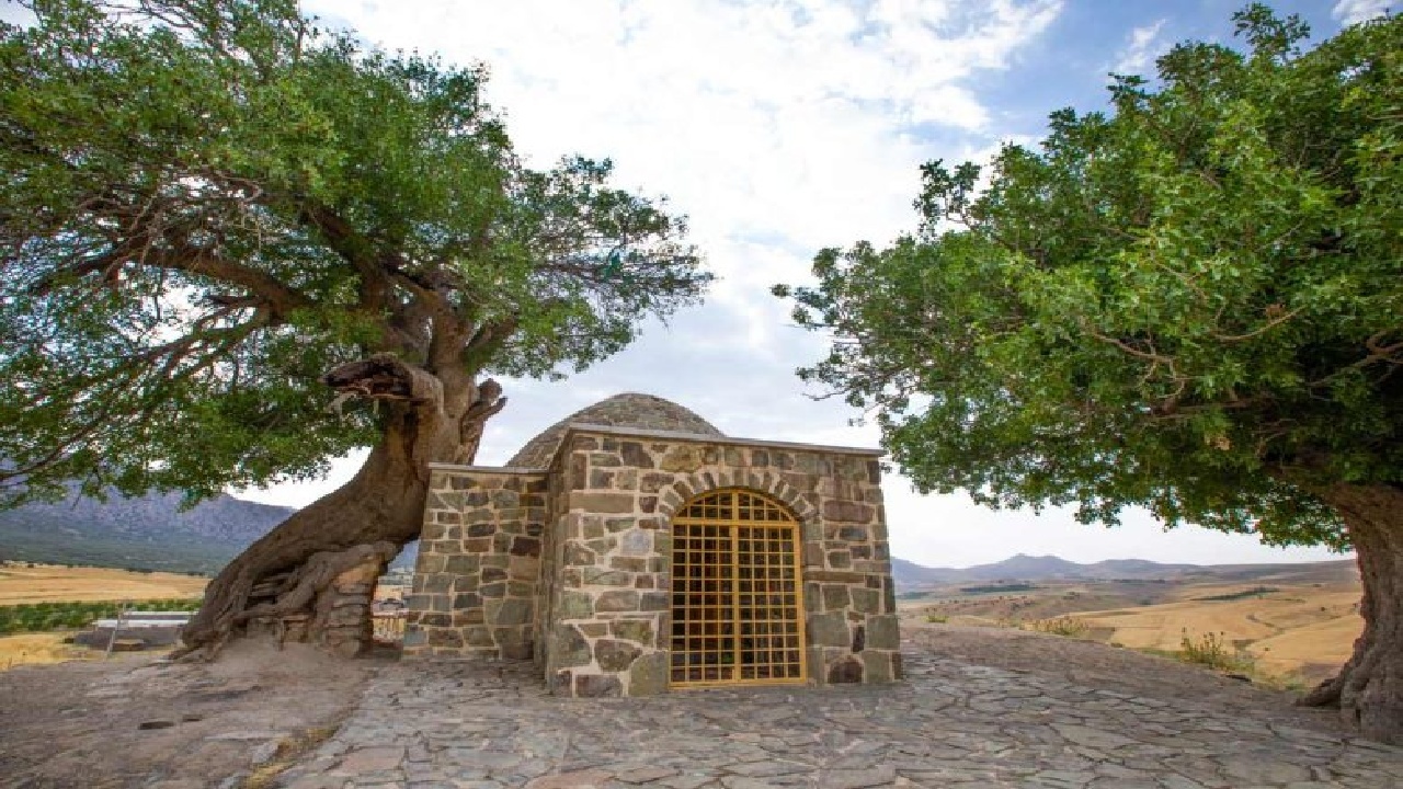 مقبره‌ای بر تپه‌ای باستانی؛ میراثی معنوی از هزاره اول در دل طبیعت لرستان