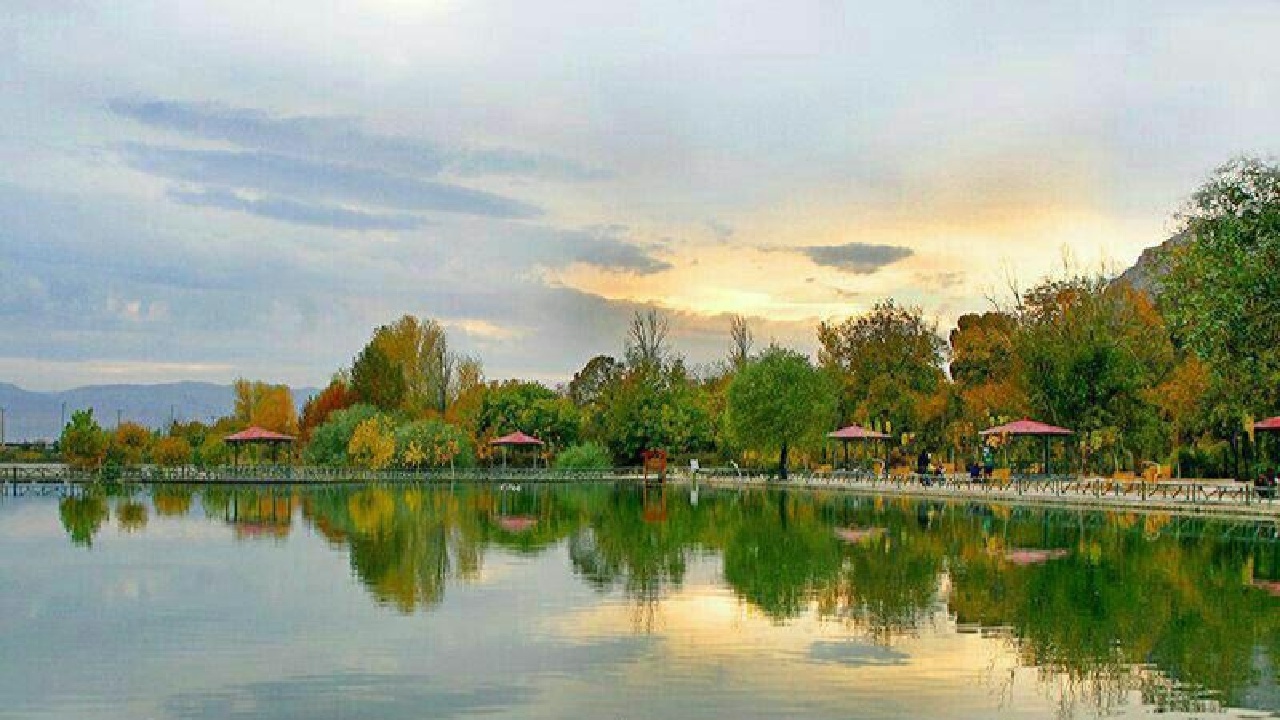 نمایی چشم‌نواز و آرامش‌بخش از پائیز دریاچه‌ی بهشت خرم‌آباد + فیلم