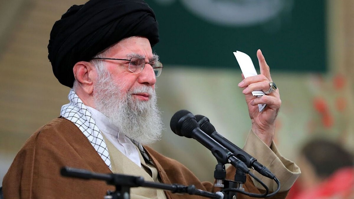 دیدار هزاران نفر از زنان و دختران با رهبر انقلاب اسلامی