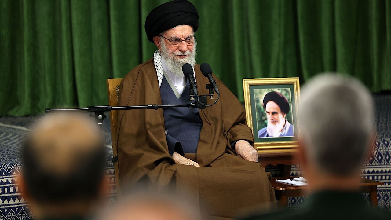 رهبر انقلاب: ارزش‌ها و انگیزه‌های شهدا باید به نسل بعد انتقال یابد
