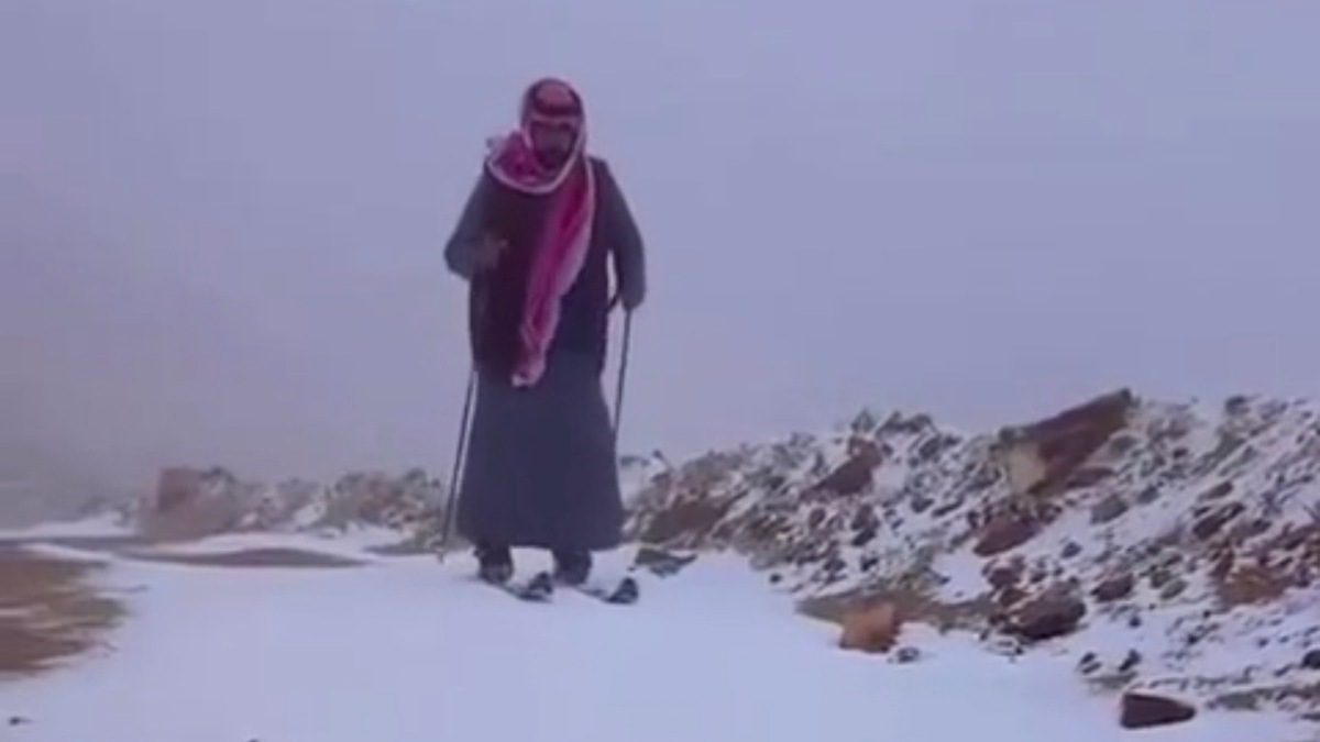 نصف‌جهان سفیدپوش از برف + فیلم