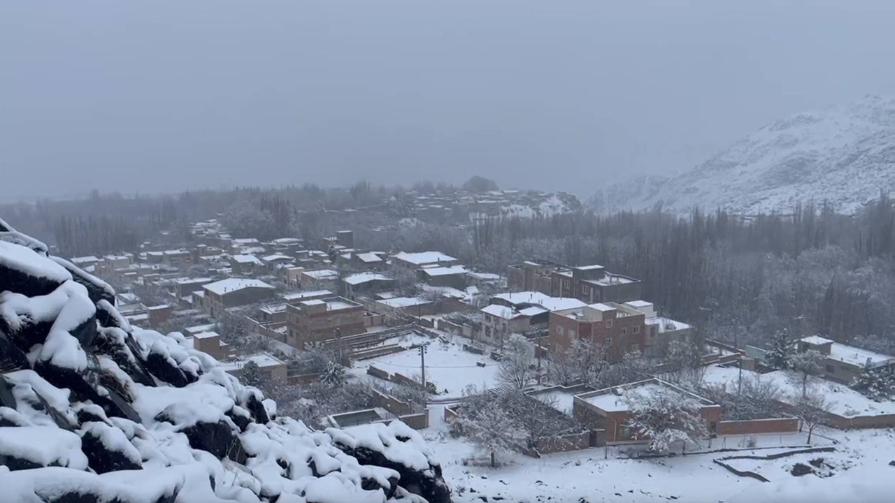 روستای اوره با بارش برف رخت سپید به تن کرد + فیلم