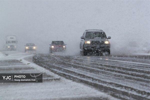 سپیدان و گردنه‌های فارس زیر برف/جاده‌ها تحت کنترل راهداری