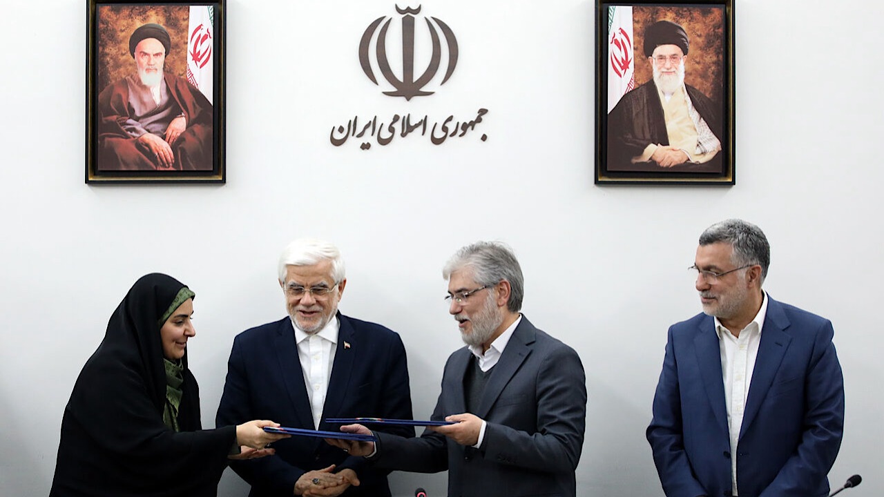 امضای تفاهم‌نامه‌های احداث مسکن اعضای هیات علمی و کارکنان دانشگاه با حضور عارف
