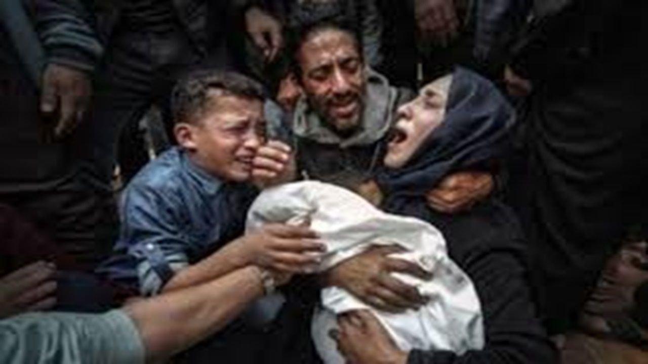 حمله صهیونیست‌ها به مدرسه محل اسکان آوارگان در غزه + فیلم