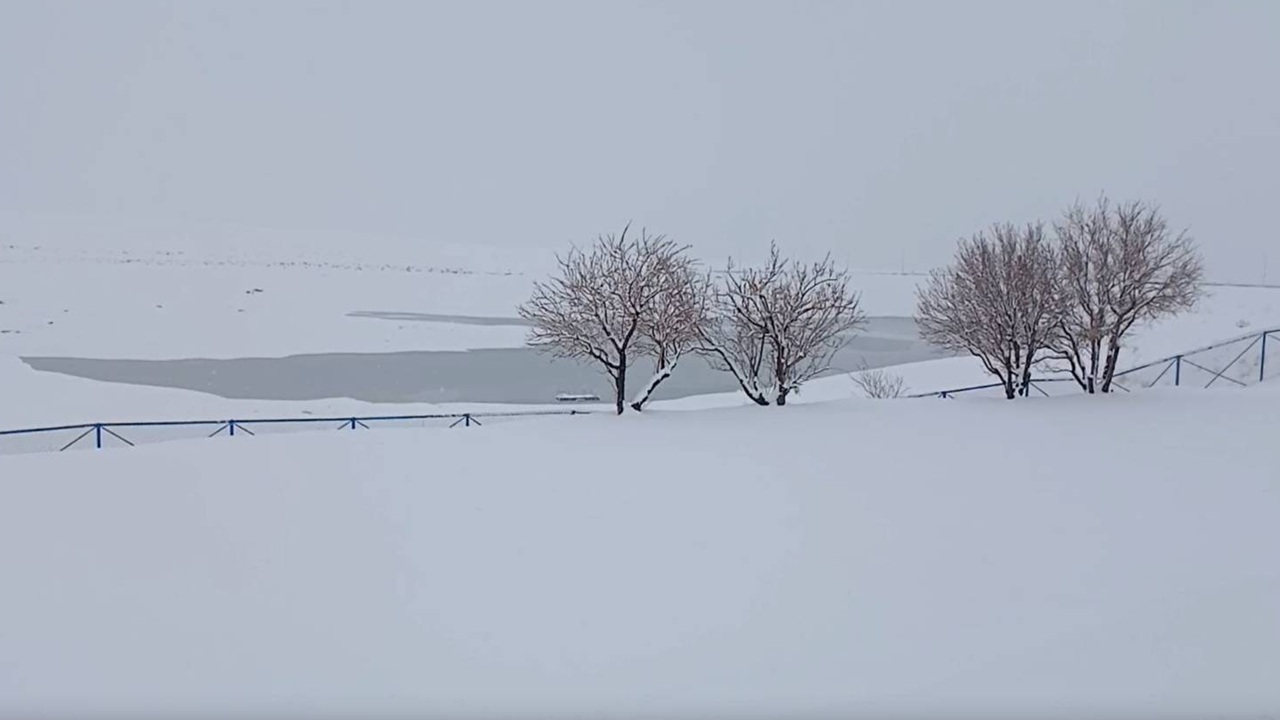 نمای زمستانی روستای آغچه با بارش برف + فیلم