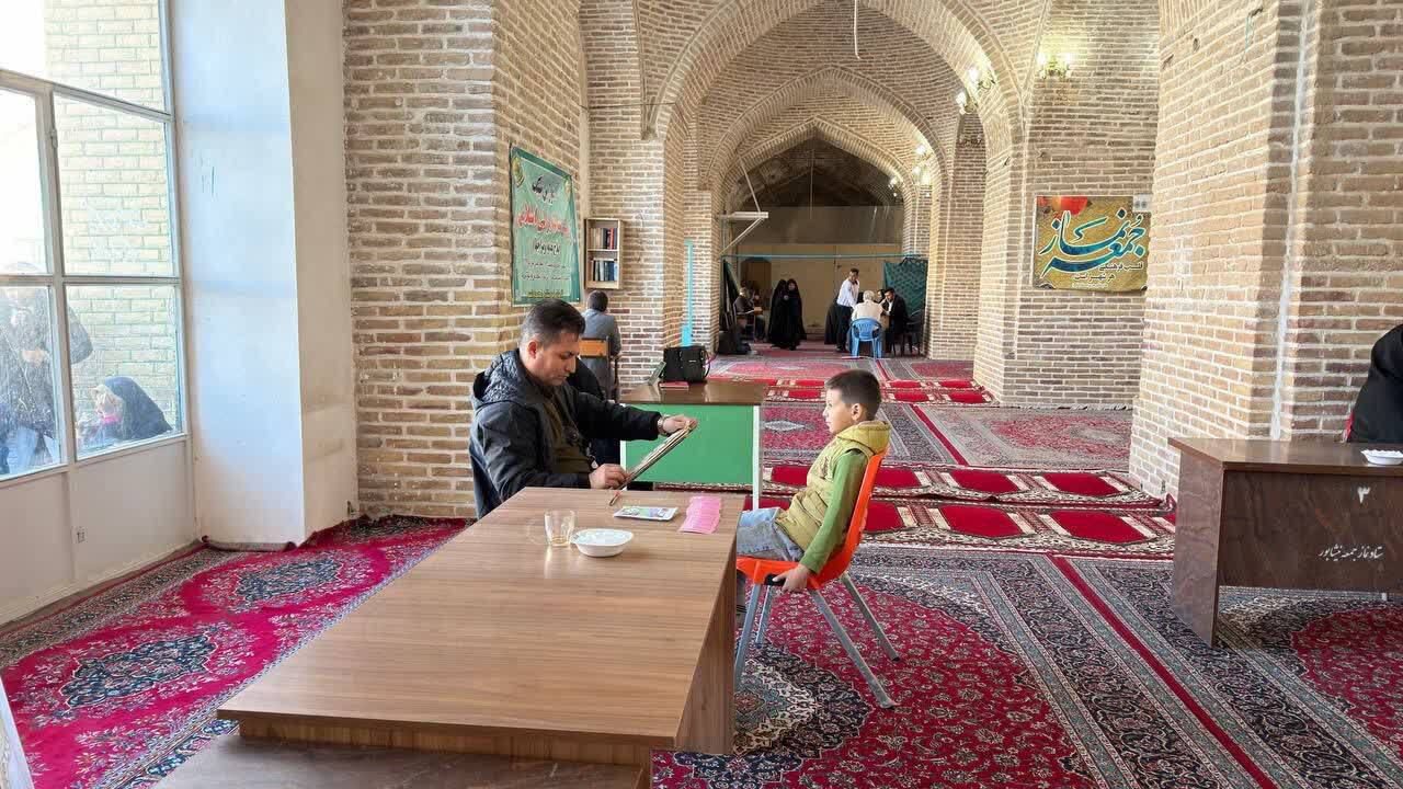 برپایی غرفه آموزشگاه هنرهای تجسمی استاد کاشکی در مسجد جامع نیشابور همزمان با هفته بسیج