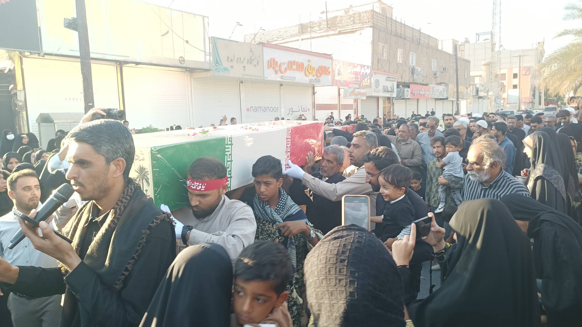 تشییع و تدفین پیکر مطهر ۳ شهیدگمنام در میناب