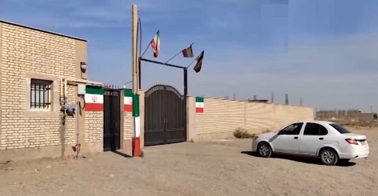 مدرسه&zwnj;ای در محاصره خاک و سگ&zwnj;های ولگرد؛ امنیت کودکان قربانی بی&zwnj;توجهی
