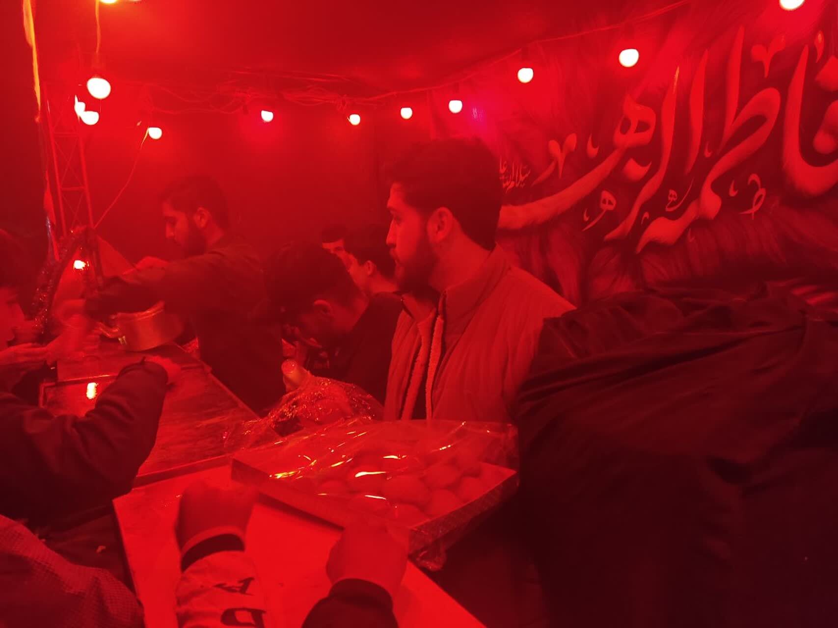 اهالی محله شهر قائم قم به سوگ حضرت فاطمه زهرا (س) نشستند + عکس