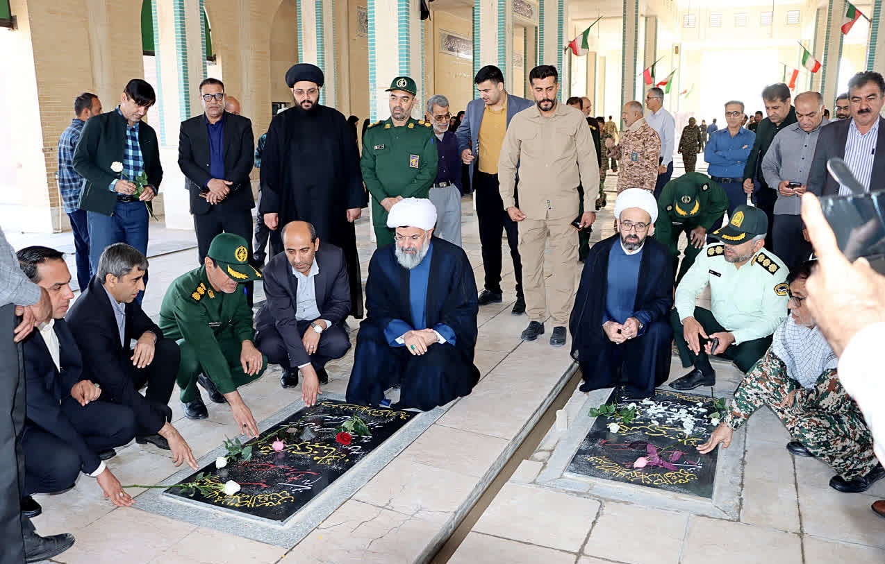 تصاویری از عطر افشانی و غبارروبی قبور مطهر شهدای شهر خورموج در هفته بسیج