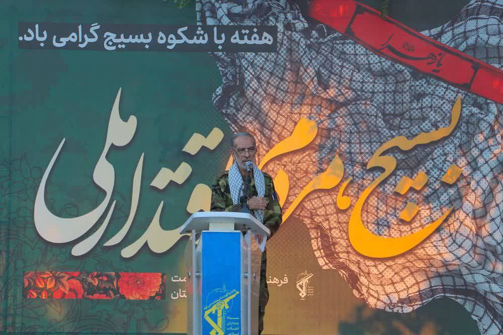 رزمایش اقتدار بسیجیان لارستانی همراه با غبارروبی قبور مطهر شهدا