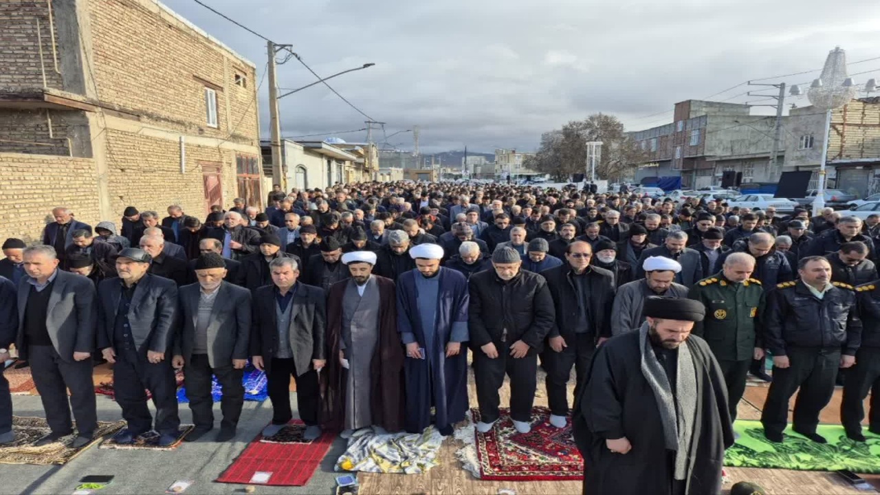 گوشه‌هایی از اقامه نماز عید سعیدفطر در شهر هریس + عکس و فیلم