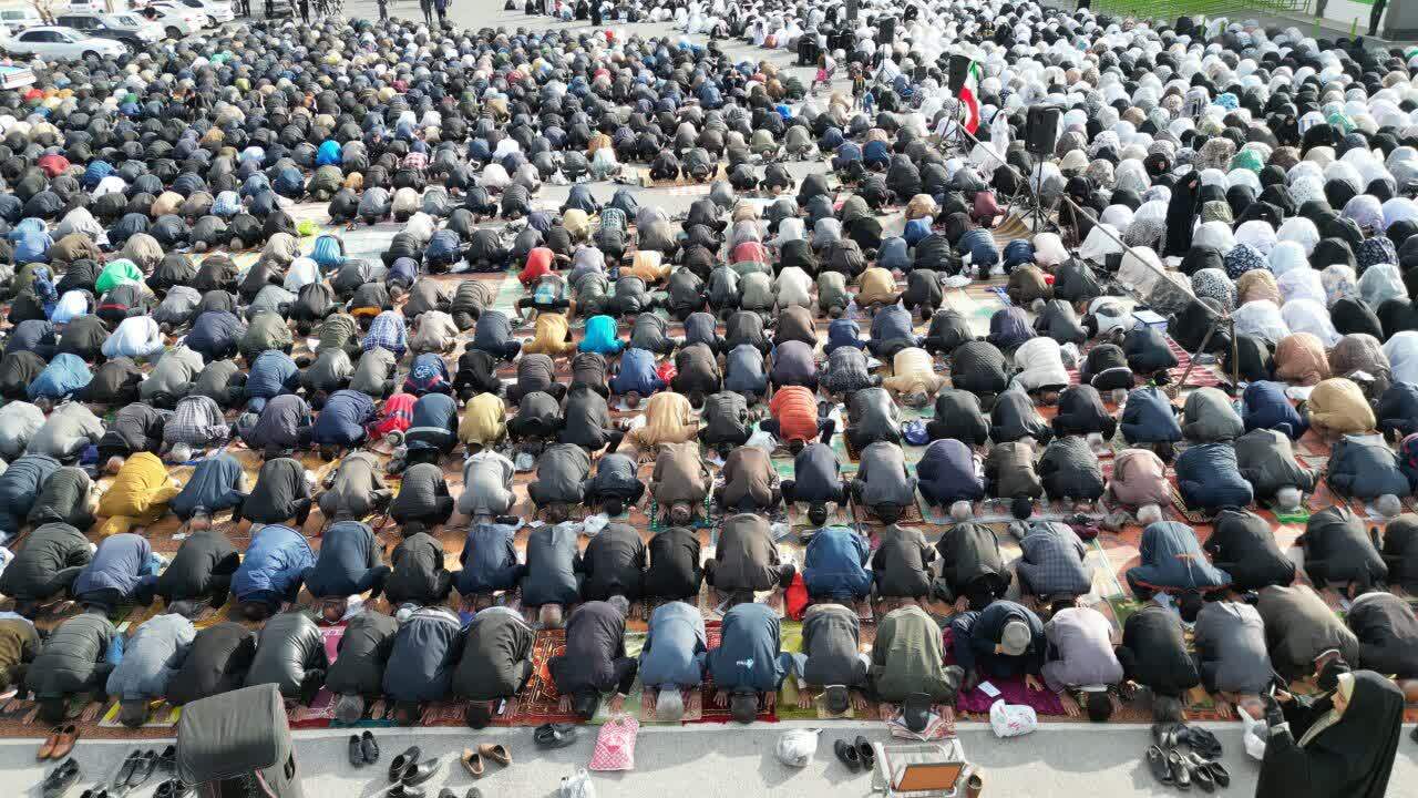 قابی خاطره انگیز از اقامه نماز شکرانه عید بندگی در فولادشهر