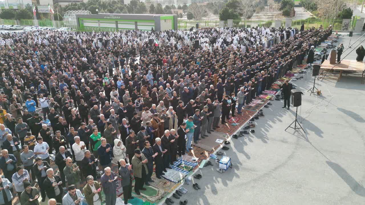 قابی خاطره انگیز از اقامه نماز شکرانه عید بندگی در فولادشهر