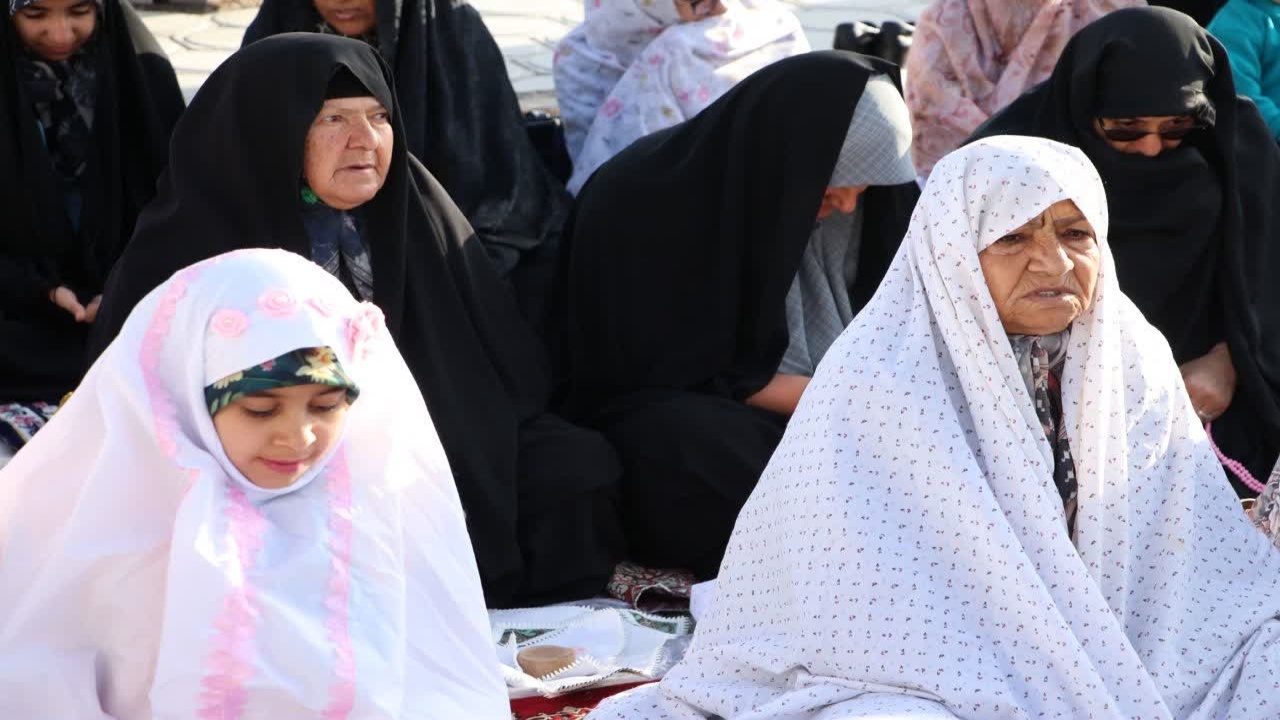 صف آرایی نمازگزاران شهر عسگران در نماز روز عید سعید فطر