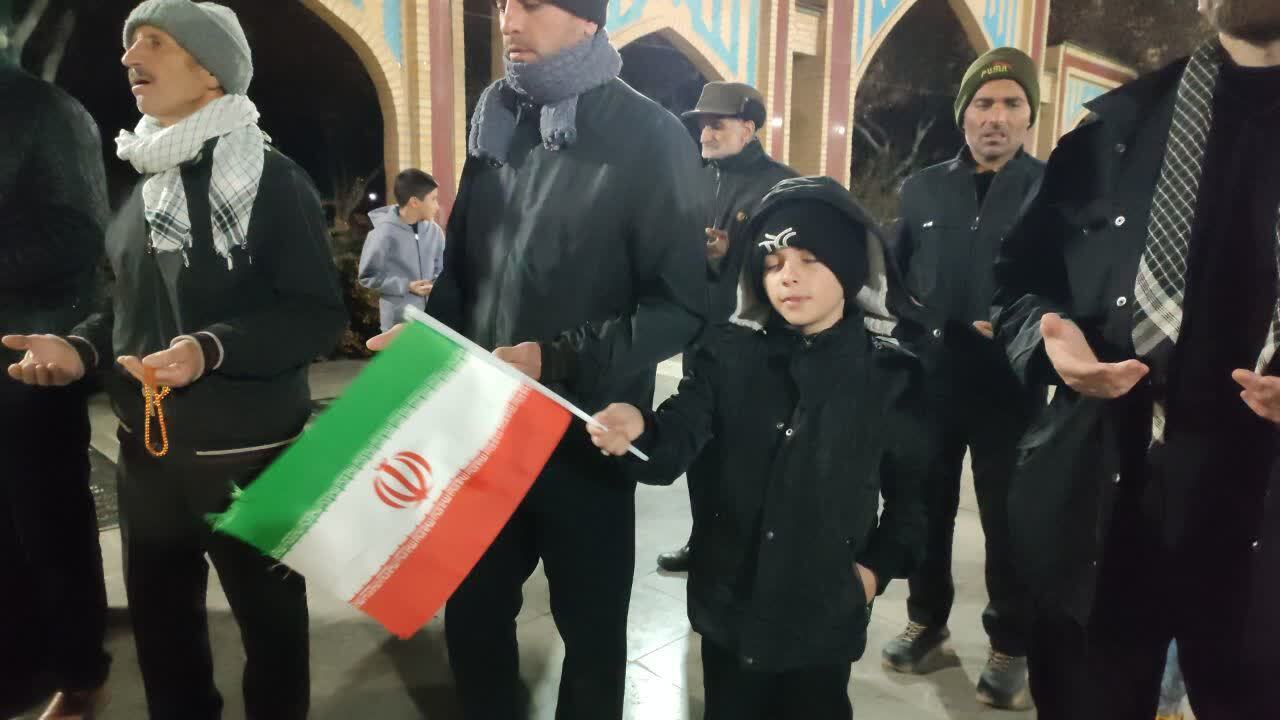 گوشه&zwnj;هایی از تجمع شبانه صالح آبادی&zwnj;ها در حمایت از رهبر انقلاب اسلامی عکس