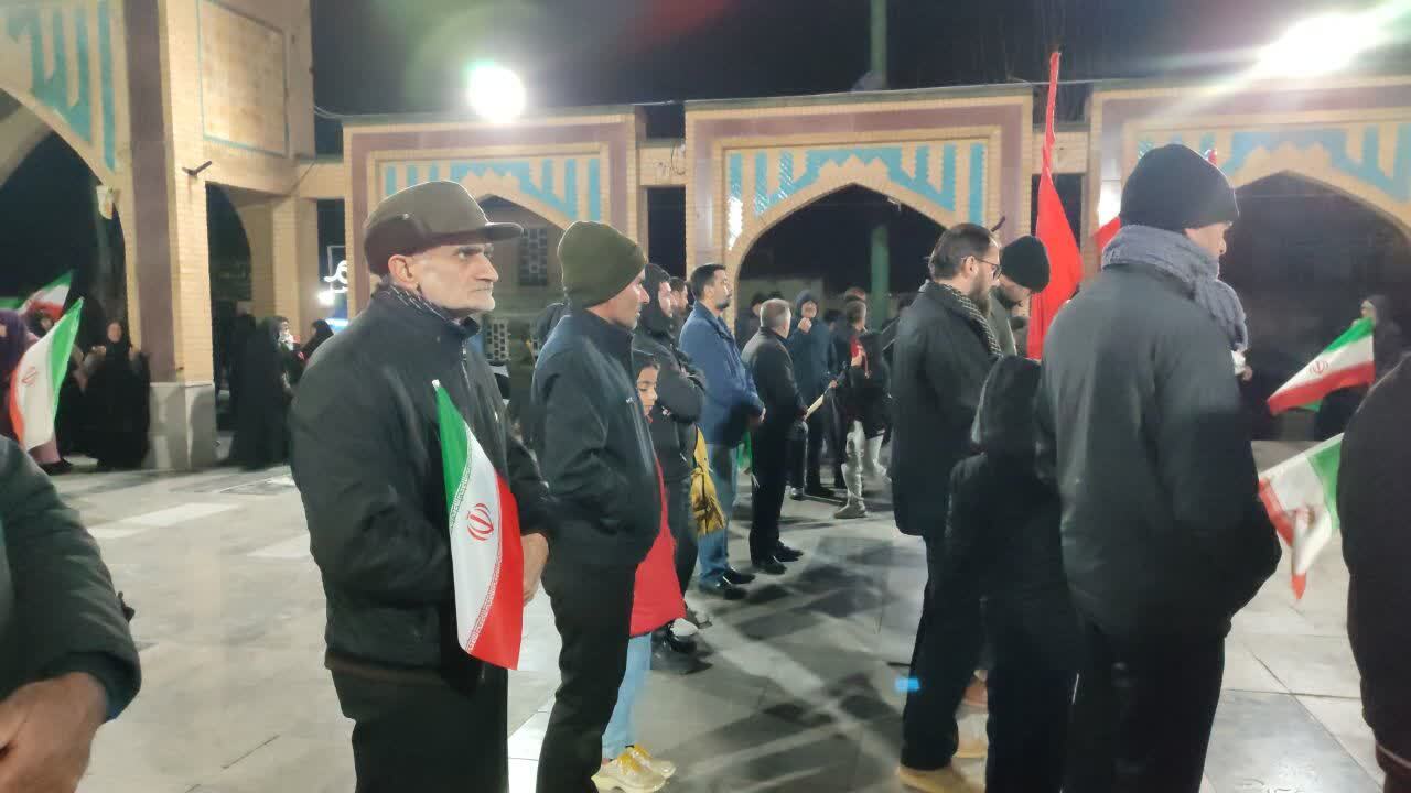 گوشه&zwnj;هایی از تجمع شبانه صالح آبادی&zwnj;ها در حمایت از رهبر انقلاب اسلامی عکس
