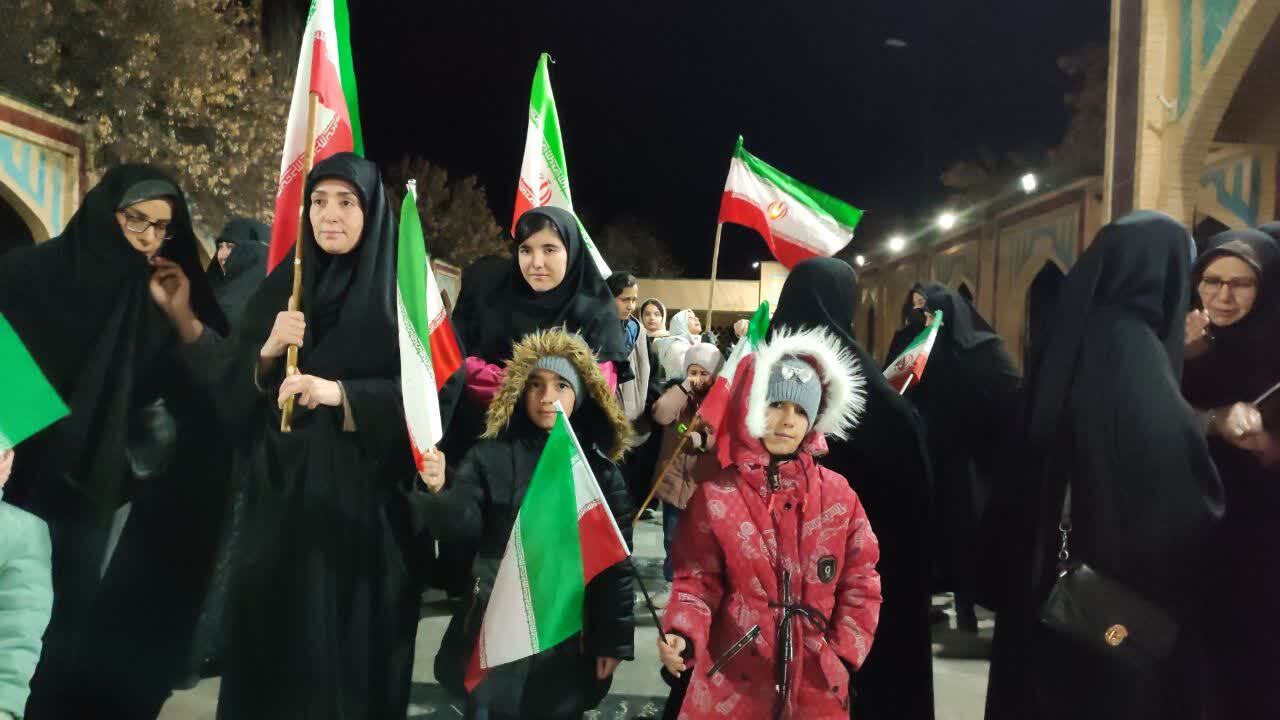 گوشه&zwnj;هایی از تجمع شبانه صالح آبادی&zwnj;ها در حمایت از رهبر انقلاب اسلامی