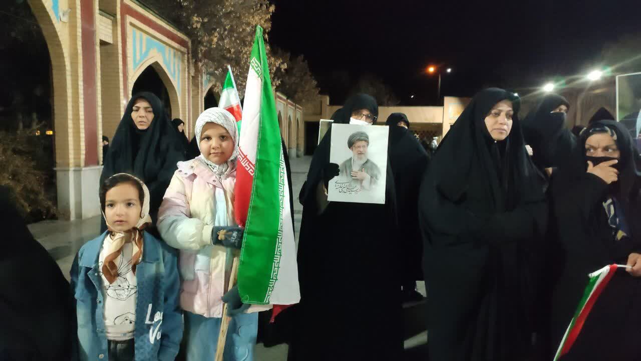 گوشه&zwnj;هایی از تجمع شبانه صالح آبادی&zwnj;ها در حمایت از رهبر انقلاب اسلامی عکس