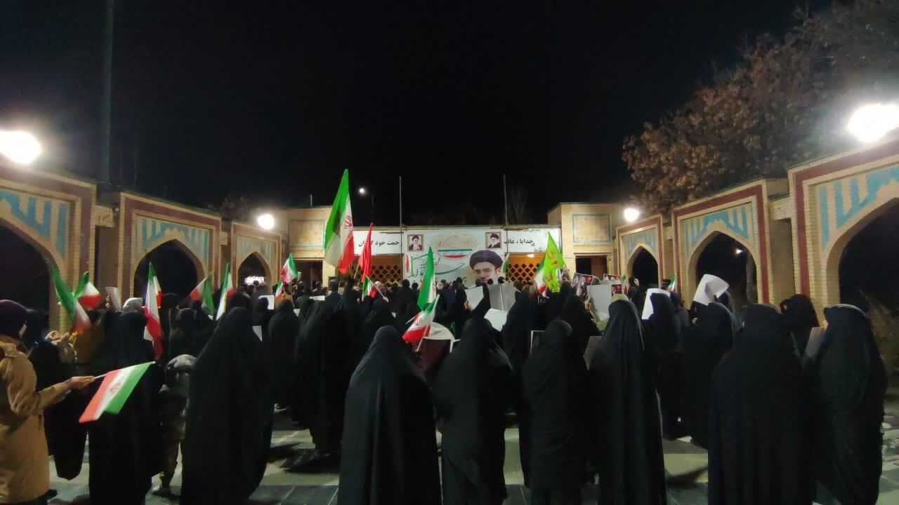 گوشه&zwnj;هایی از تجمع شبانه صالح آبادی&zwnj;ها در حمایت از رهبر انقلاب اسلامی عکس