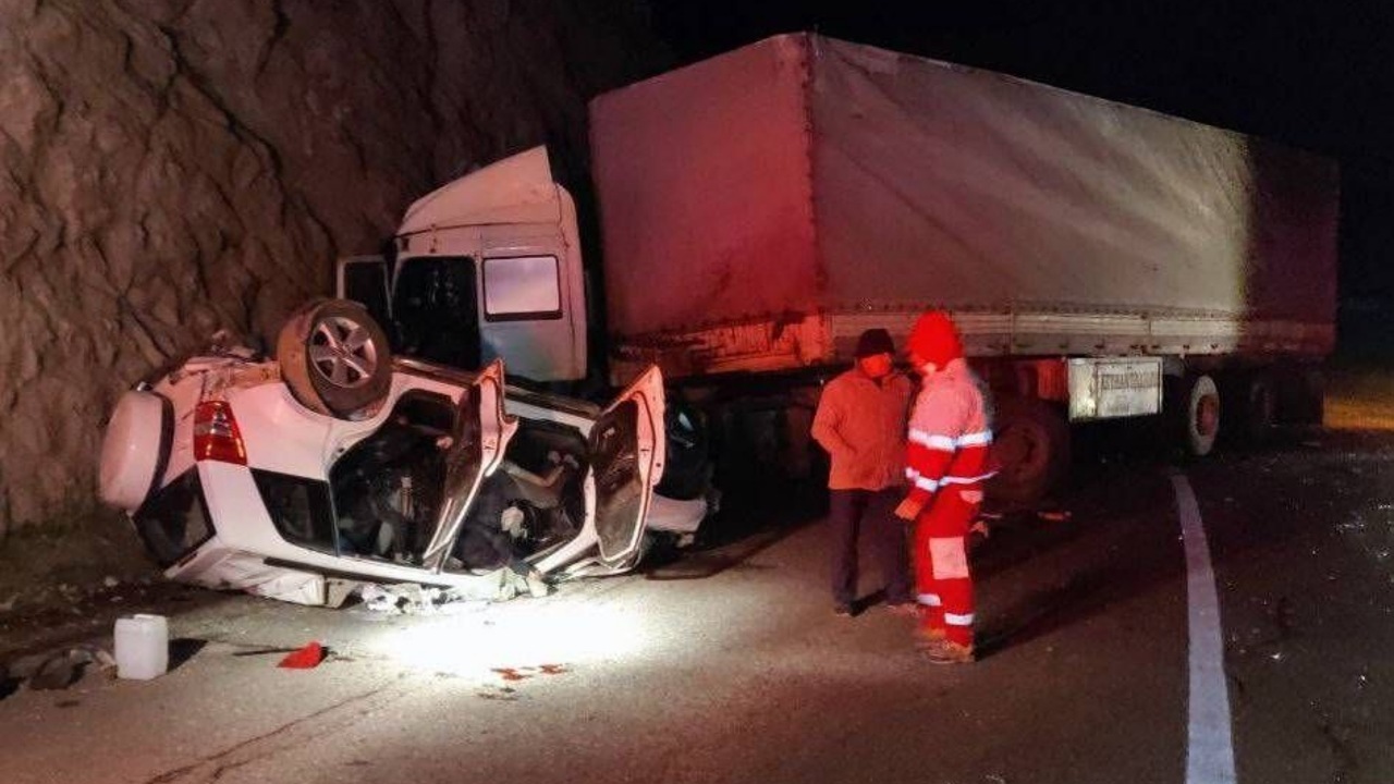 برخورد تریلی با سمند در جاده بزمان به ایرانشهر / ۲نفر جان باختند