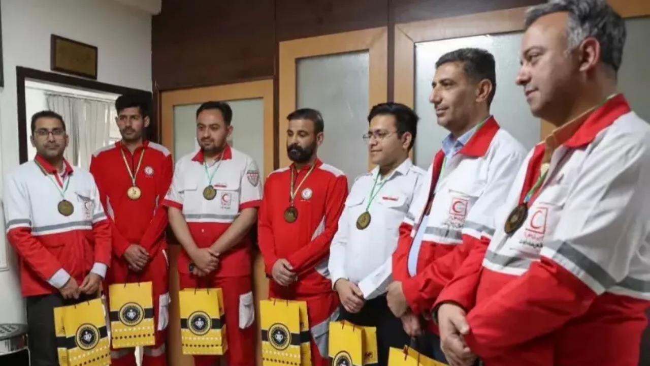 تجلیل باشگاه سپاهان از امدادگران هلال احمر