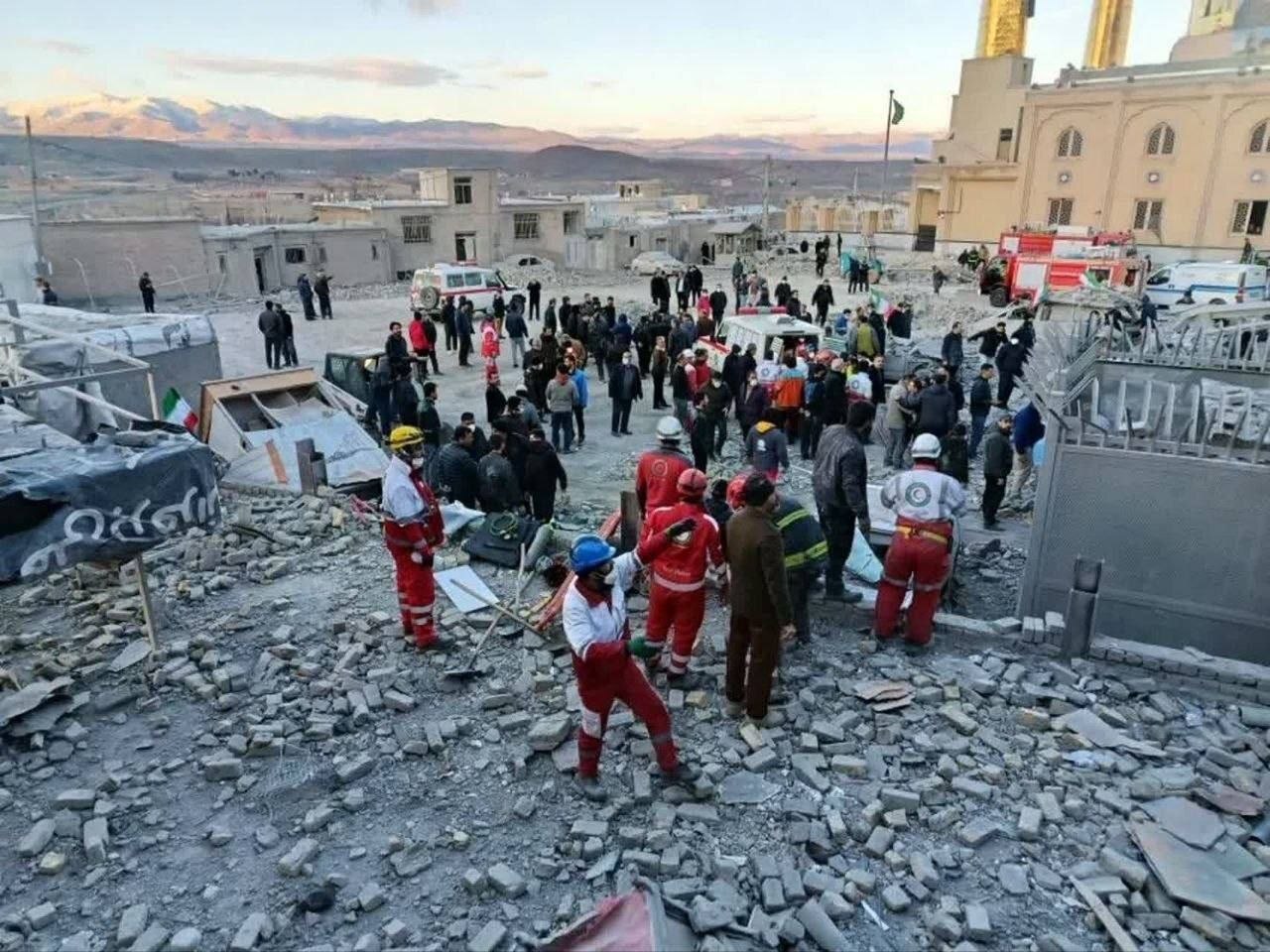 حمله دشمن به مجموعه حسینیه اعظم زنجان؛ ۳ نفر به شهادت رسیدند+ تصاویر