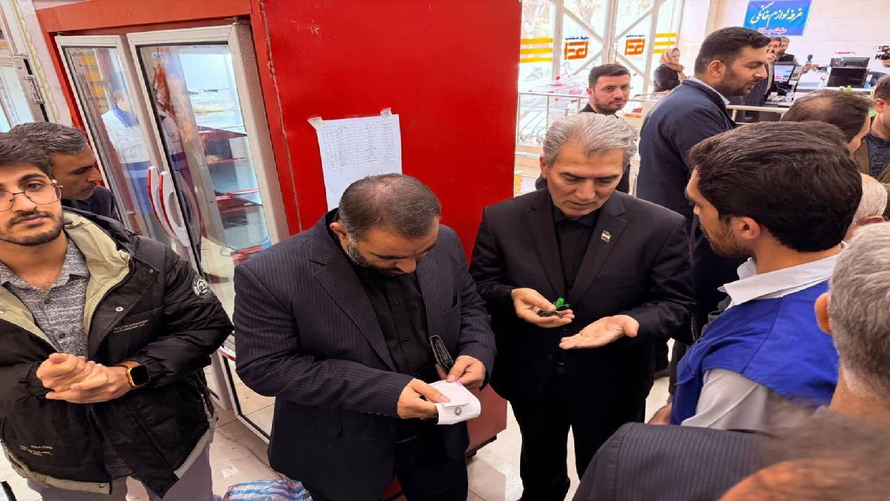 بازدید مسئولان مرتبط از بازار سلماس و برخورد با متخلفان و تقدیر از کسبه منصف