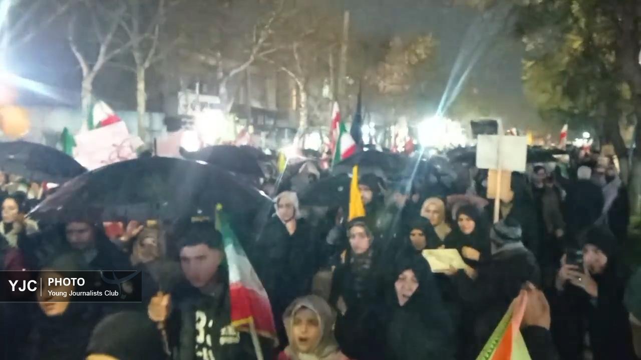 مردم بروجرد زیر باران در شب ۳۱ راهپیمایی به خیابان آمدند + فیلم