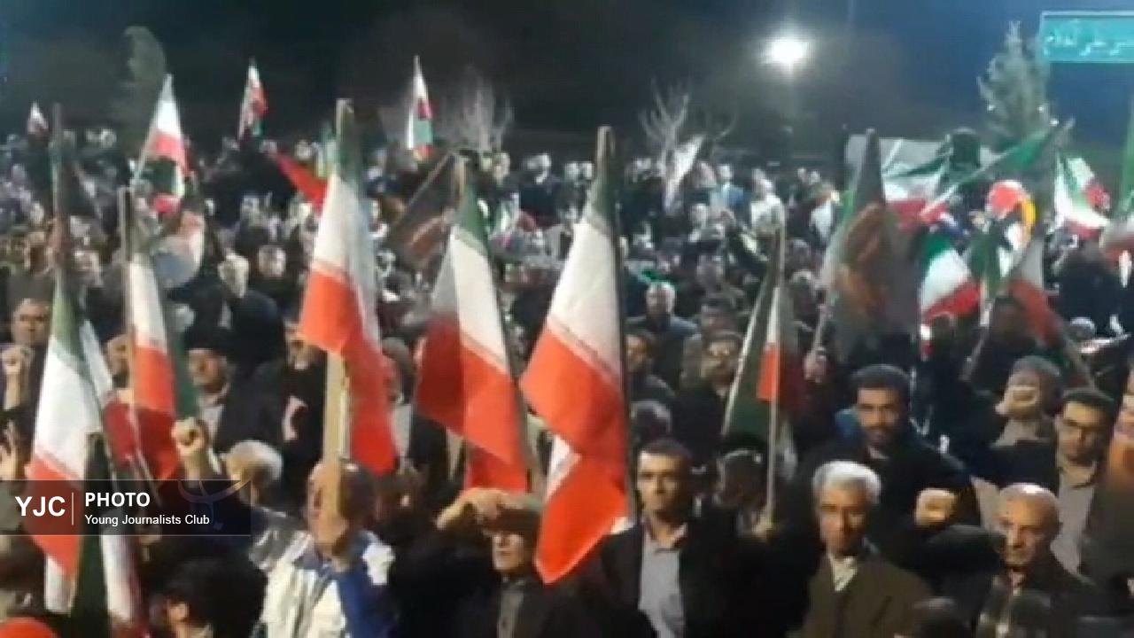 آسمان رومشکان مزین به پرچم سه رنگ ایران مقتدر + فیلم