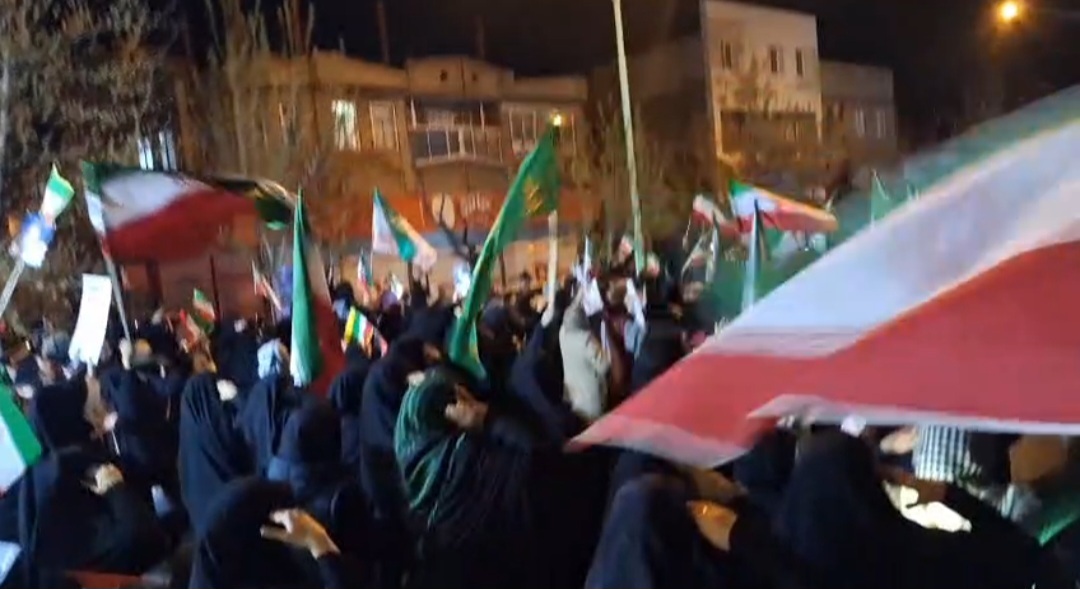 راهپیمایی شبانه مردم دارالمؤمنین خوی در مسیر میدان شهید فهمیده تا میدان فجر برای گرامیداشت روز جمهوری اسلامی+ فیلم