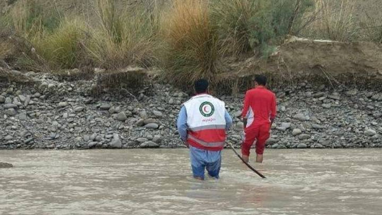 امدادرسانی هلال احمر به سیل‌زدگان ۸۴ روستای جنوب سیستان و بلوچستان