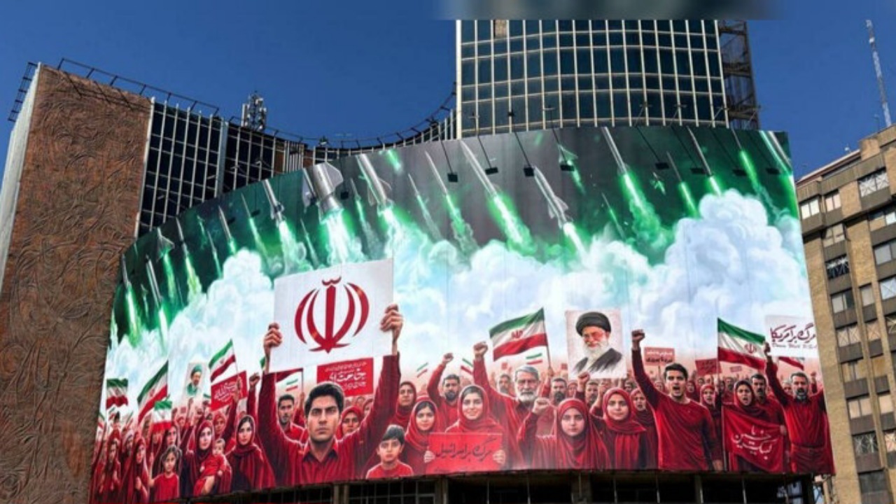 دیوارنگاره میدان ولیعصر (عج) به رنگ جمهوری اسلامی درآمد