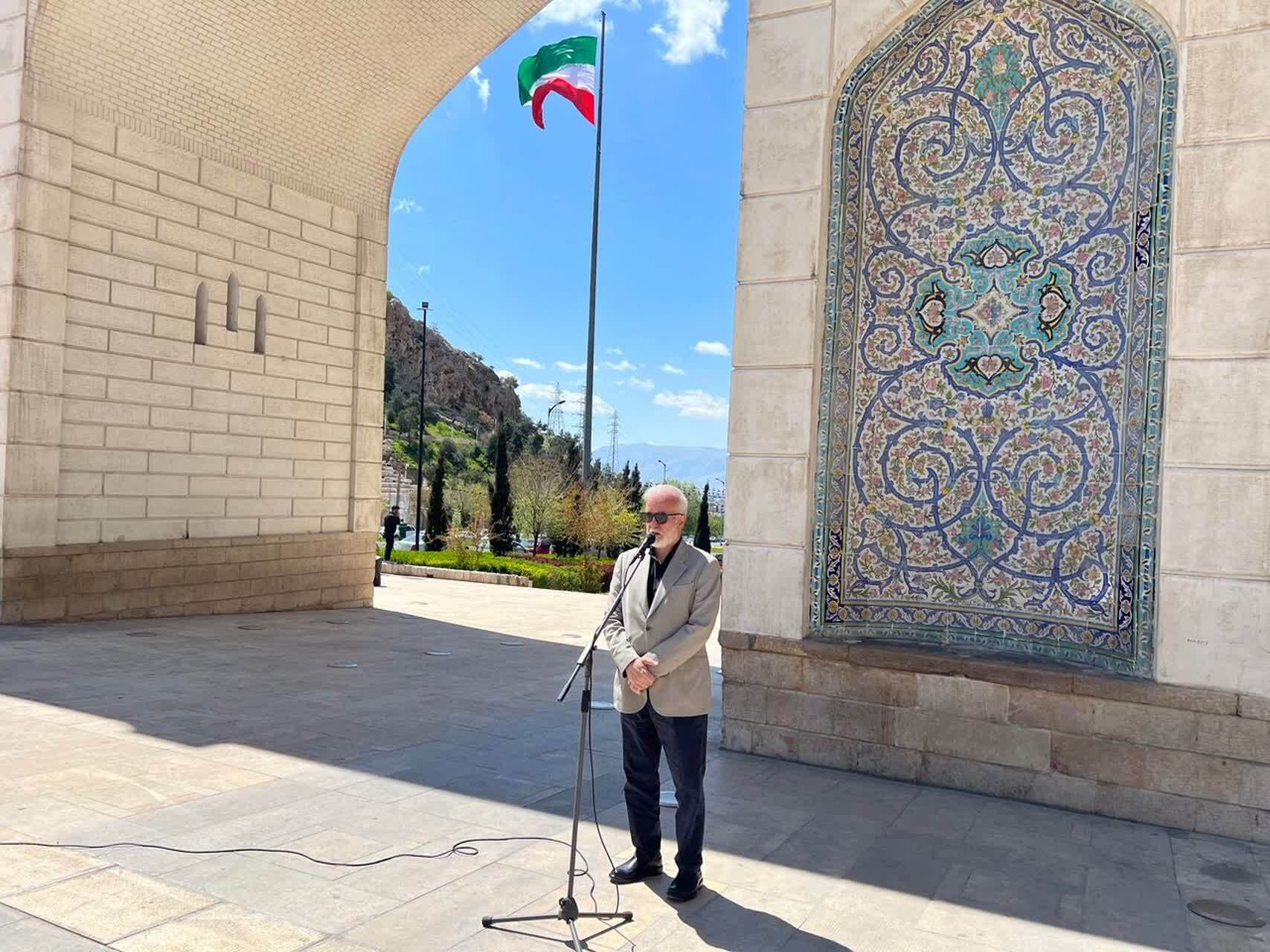 برگزاری آیین تعویض و برافراشتن پرچم جمهوری اسلامی ایران در دروازه قرآن شیراز