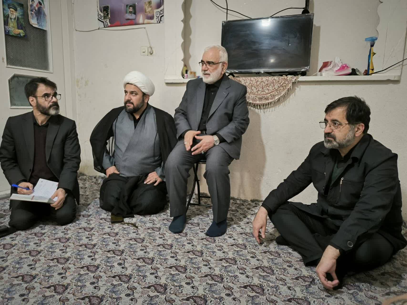 حضور رئیس کمیته امداد کشور در منزل دو ممدجوی قمی حضور رئیس کمیته امداد کشور در منزل دو ممدجوی قمی