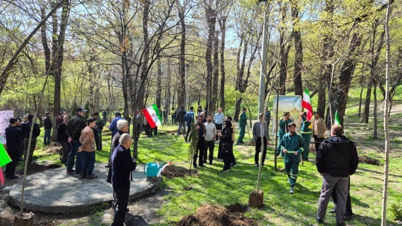 برپایی مراسم روز طبیعت در بوستان قیطریه؛ کاشت نهال به نیت شهیدان