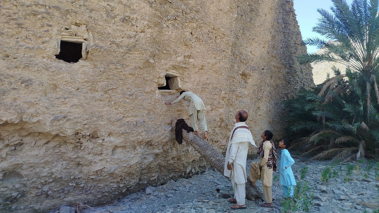 استقبال گردشگران نوروزی از سازه‌های باستانی ذخیره غلات و خرما در روستای گَرَگ