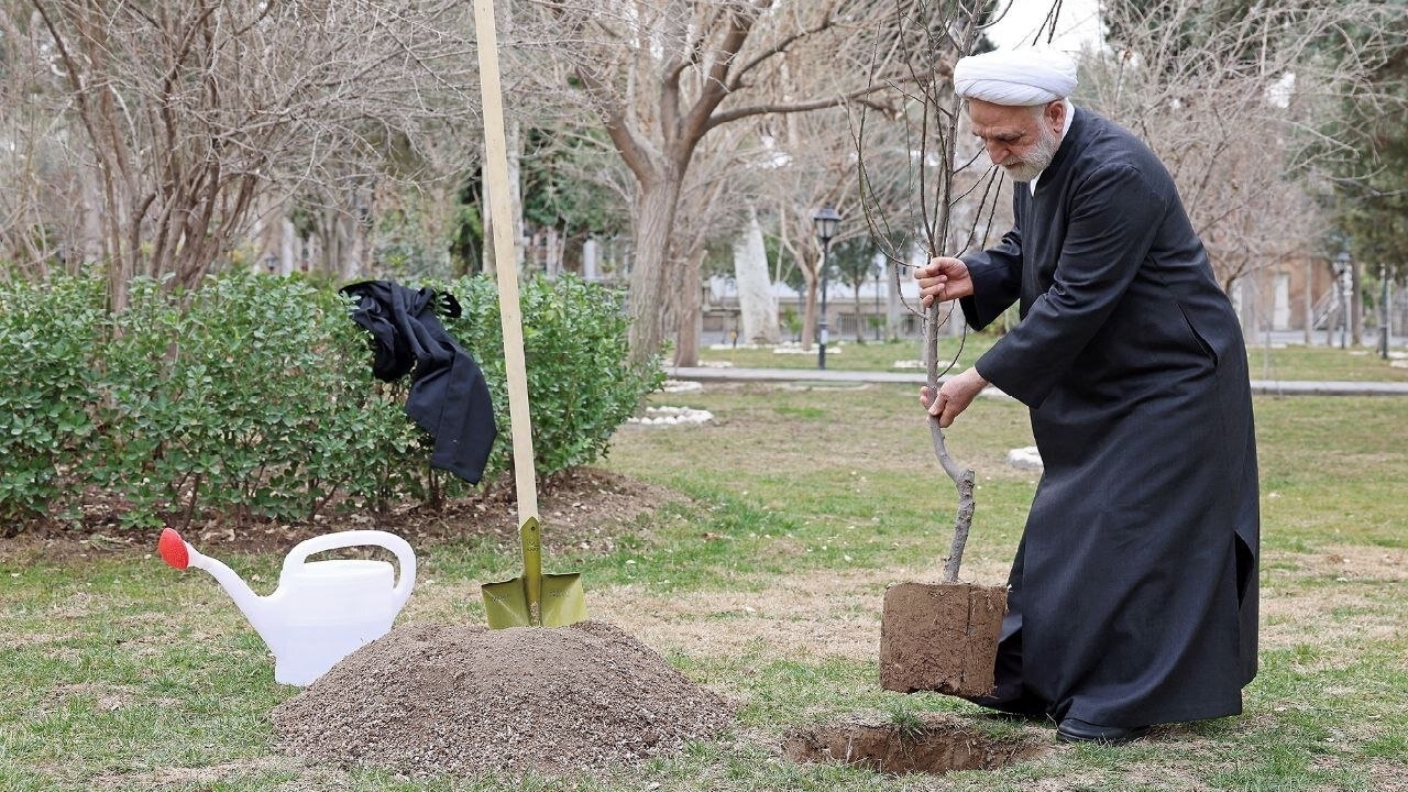 به یاری خداوند بر متجاوزان پیروز می‌شویم و ایران را آبادتر می‌کنیم