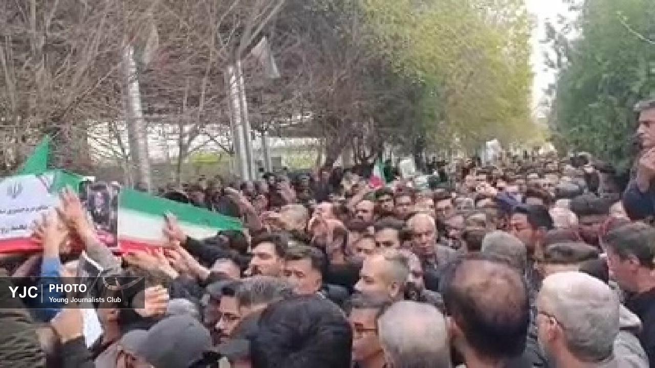 تشییع باشکوه ۳ شهید والامقام در بروجرد + فیلم