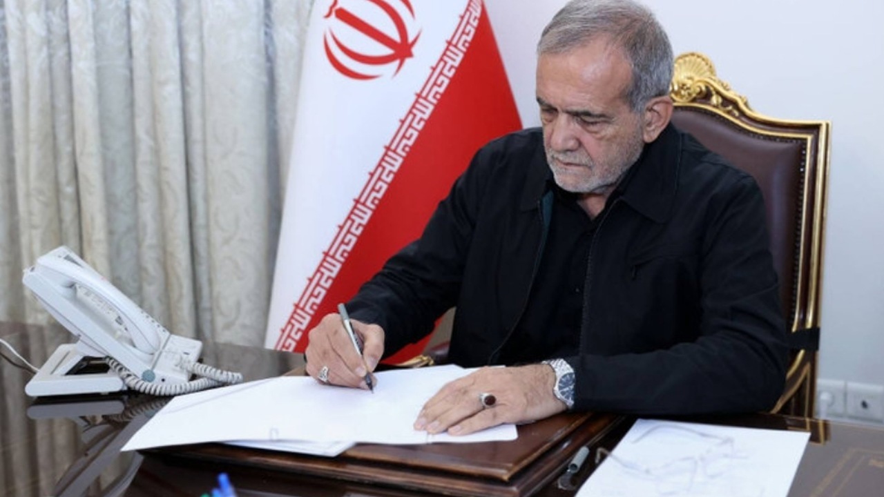 رئیس جمهور در پیامی شهادت همسر کمال خرازی را تسلیت گفت
