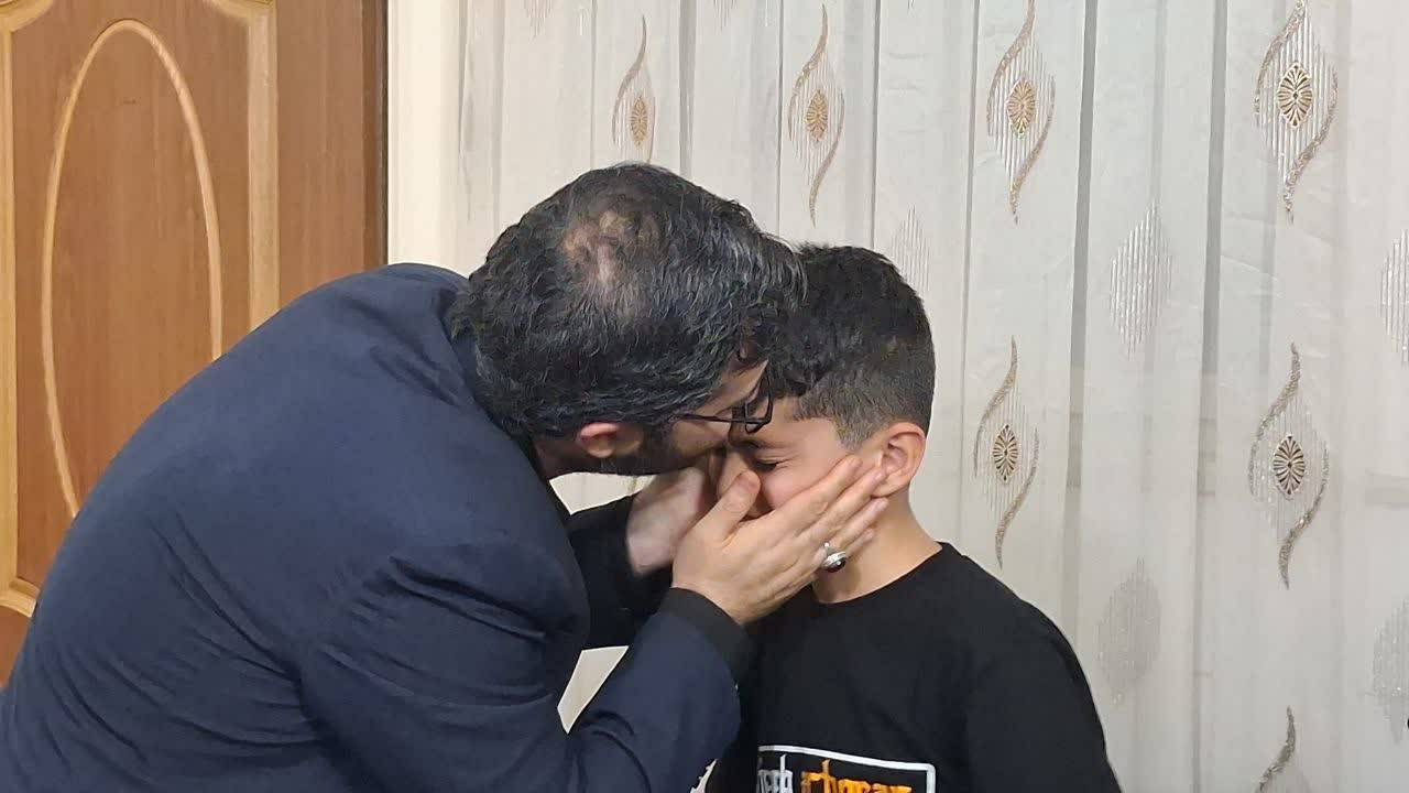 حضور سقاب اصفهانی در منزل شهیدان قمی جنگ رمضان +تصاویر