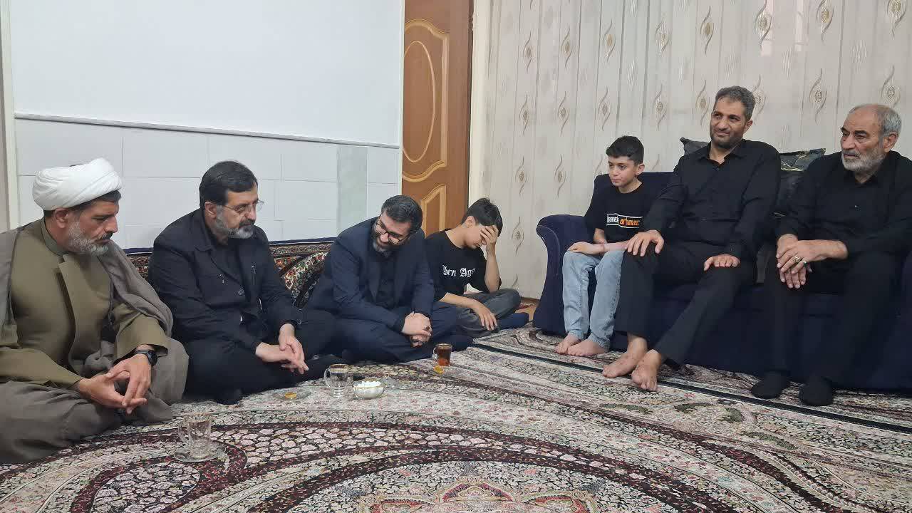حضور سقاب اصفهانی در منزل شهیدان قمی جنگ رمضان +تصاویر