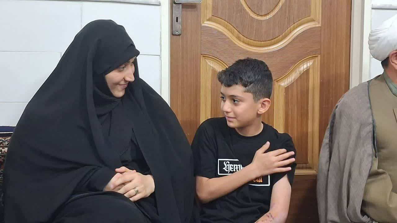 حضور سقاب اصفهانی در منزل شهیدان قمی جنگ رمضان +تصاویر