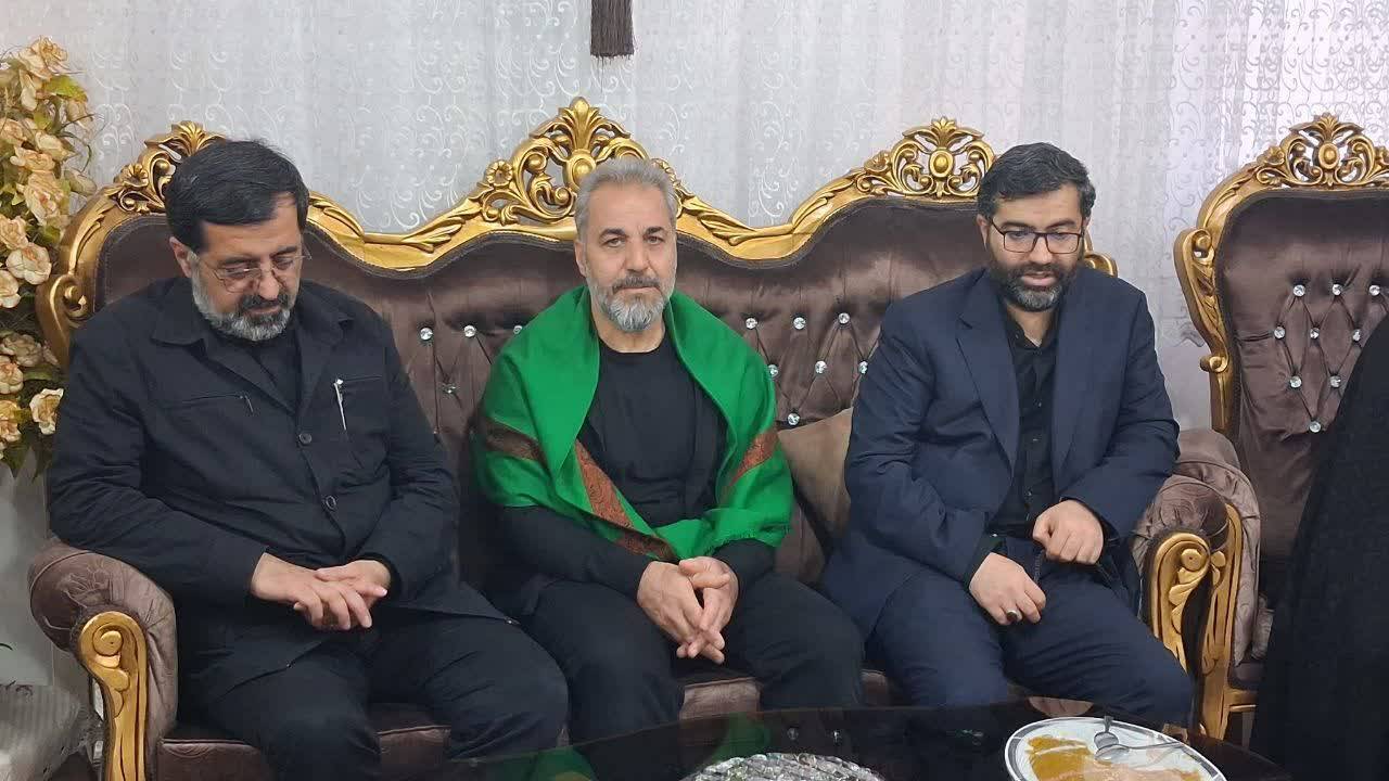 حضور سقاب اصفهانی در منزل شهیدان قمی جنگ رمضان +تصاویر
