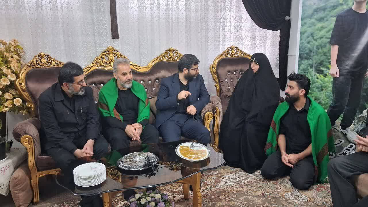 حضور سقاب اصفهانی در منزل شهیدان قمی جنگ رمضان +تصاویر