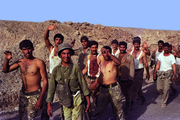 لحظه&zwnj;ی به اسارت درآمدن سربازان عراقی توسط رزمندگان ایرانی